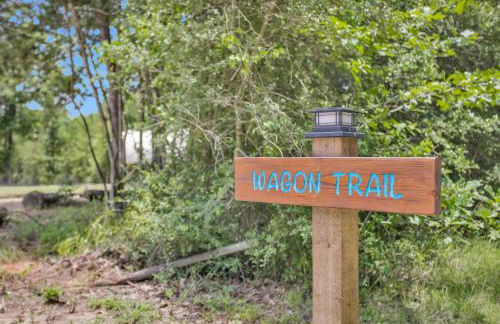 Secluded Luxury Wagon with Pond, King Bed, Full Bath, Patio - Foto 16