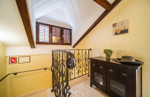 City Beach Villa with Pool and Sea View - Foto 30