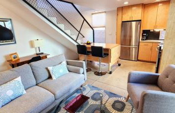 Chic Townhome Haven rooted Downtown - Foto 28