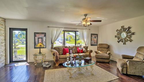 Pet-Friendly Oasis with Deck and Fire Pit in Bokeelia! - Foto 4