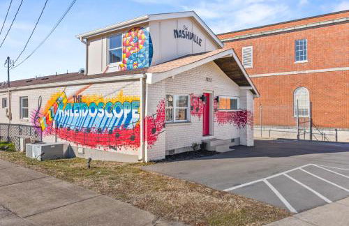 Vibrant Neon Condo Near Restaurants, Coffee and Bars - Foto 28