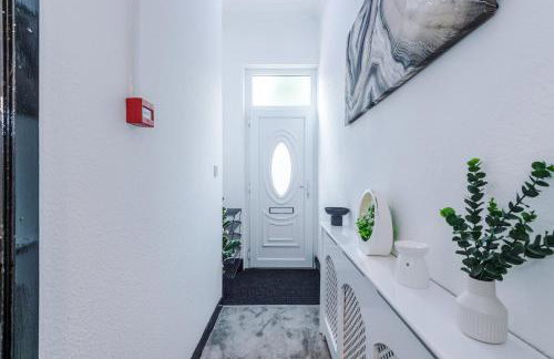 Spacious 5 bedroom house near Leeds City Centre sleeps 12 suits contractors with free parking - Foto 8