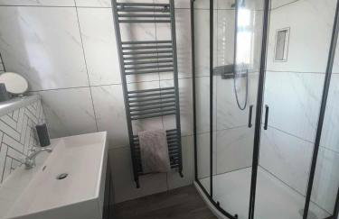 An entire two bed sea side bungalow with lazy spa - Foto 25