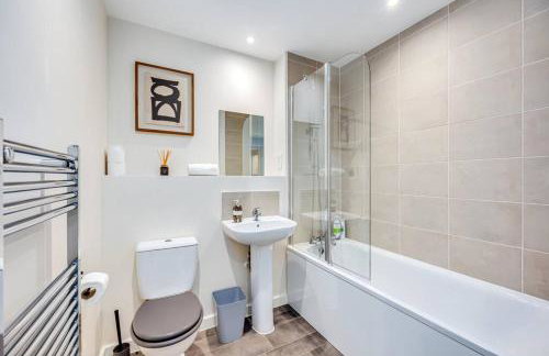 Beautiful Canal Side Apartment - City Centre - Balcony, Secure Parking, Self Check-In, Fast WiFi and Smart TV with Sky TV and Netflix by Yoko Property - Foto 17