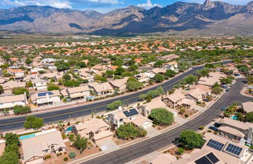 French Country Charm with Pool and Mountain Views - Foto 61