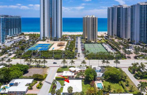 Across from Beach - Renovated Coastal Home, Gourmet Kitchen & Jetted Tub - by Maven Vacation Rentals - Foto 3