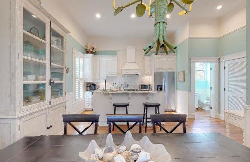 Charleston-style cottage w/ lovely decks, steps to the beach & pools - Foto 9