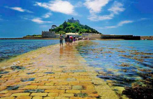 Spacious home with panoramic sea view, free parking EV & large garden - Photo 35