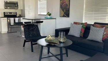 Stylish Pool Home - Photo 3