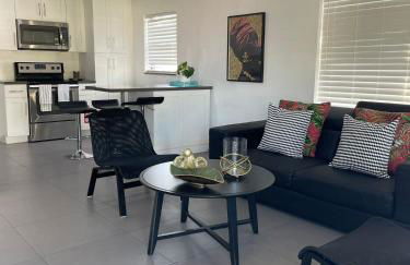 Stylish Pool Home - Photo 3