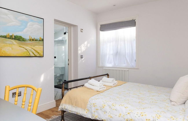 Charming Seaside Cottage - 5-min Walk to Beach - Photo 45