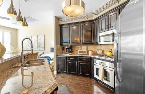 Luxury & Highly furnished upscale w Patio & Garage - Foto 7