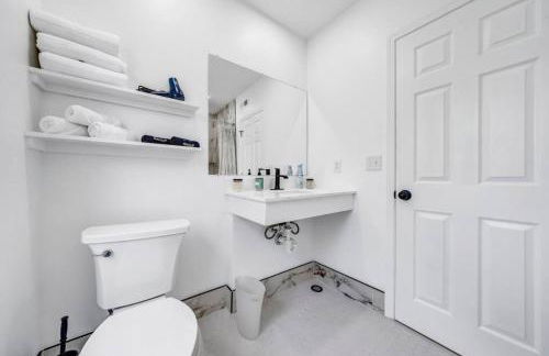 Stylish And Roomy Full House Dtwn - Photo 55