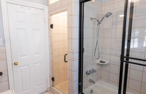 Tranquil Poolside Oasis with BBQ and Serene Ambiance - Foto 2