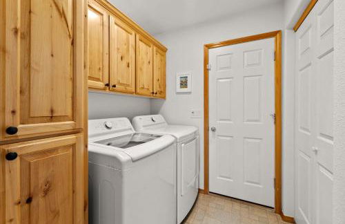 Modern Lodge with a Jacuzzi Tub - Photo 12