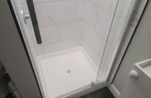 Beautiful 4 Bedroom House Near Downtown Columbus with Garage Parking and Backyard - Foto 11