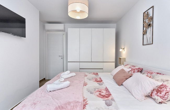 Modern Villa With Private Hydromassage Pool - Photo 8