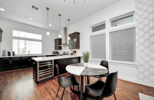 AMAZING ROOFTOP! DOWNTOWN SKYLINE VIEWS!!! SLEEPS 15 - Foto 15