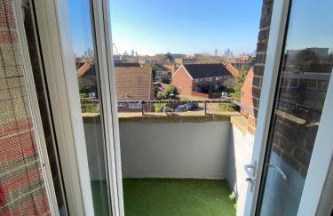 Bright, Spacious, modern Interior Decor 2 bedrooms Apartment with amazing views - Photo 2