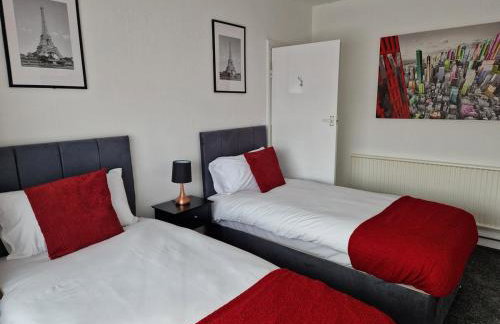 Stylish 4BR House, Sleeps 7, High-Speed Wi-Fi, Long Stay Friendly - Foto 69