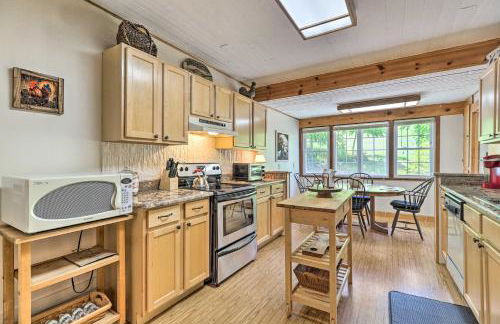 Fish, Float and Relax Fireside Home Near New River! - Foto 11