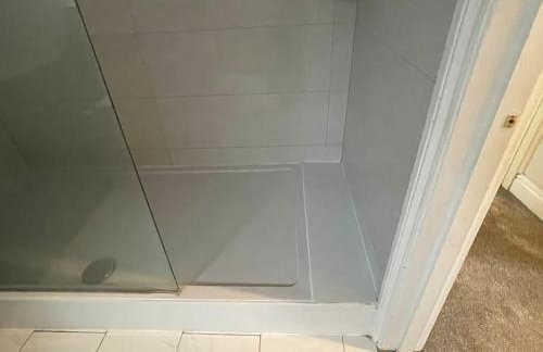 Luxurious Detached Holiday House Free Parking near Airport Town Centre Railway Station - Foto 22