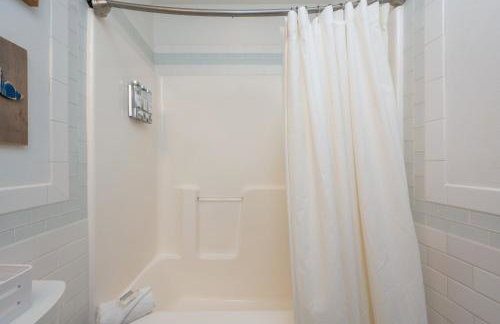 Private Pool and 3BR Family Fun Home with Gazebo - Foto 24