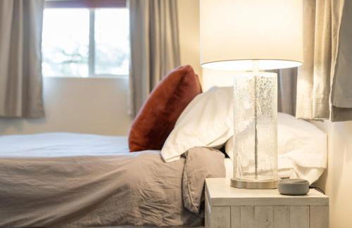 NEW! HUGE 5BR Mountain Views Game Room Hot Tub Lawn Games BBQ - Photo 31