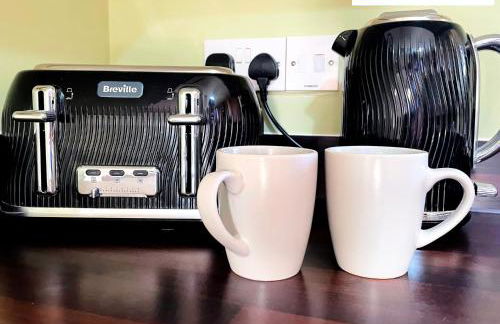 LARGE 4 Bedroom Semi-Detached House Sleeps 7 By Klarok Short Lets & Serviced Accommodation - Foto 35