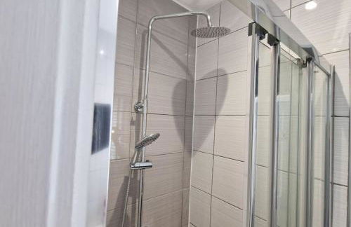 Stunning, clean, free parking home, ideal long stays - Foto 45