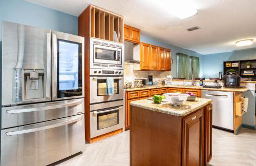 4BR Retreat with Game Room & Massage Chair - Sleeps 12 - 2 Kings - Step-Free - XL Private Patio - Foto 16