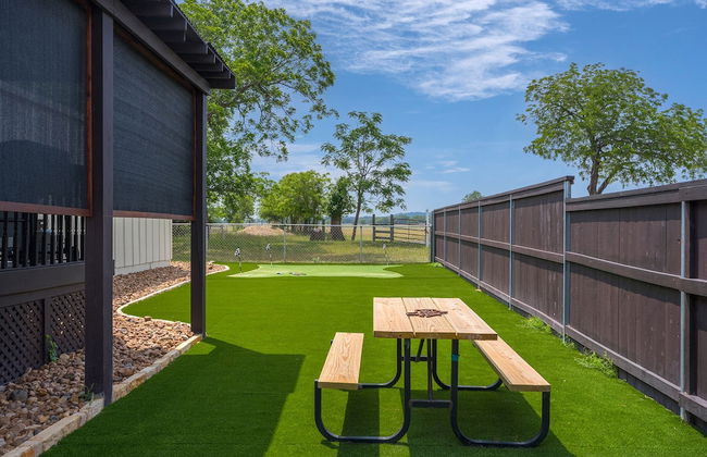 Comfort Charmmini Putting Greengame Roomgrill5 - Photo 17