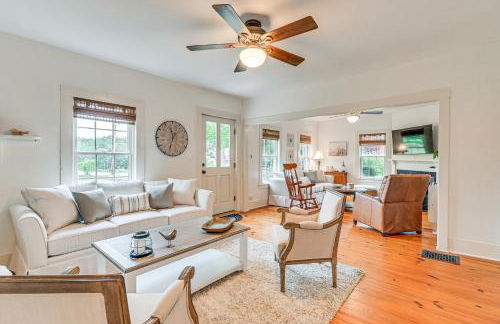 Historic Farmhouse Near Mountains and Colleges! - Foto 3