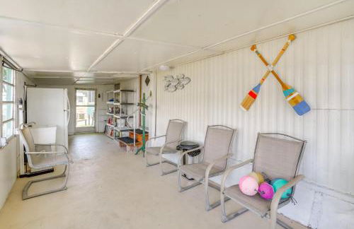 Boat and Fish Canal-Front Home on River - Foto 22