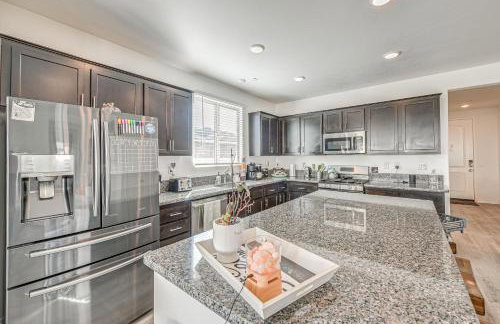 Patio and Yard Luxe Beaumont Getaway! - Foto 7