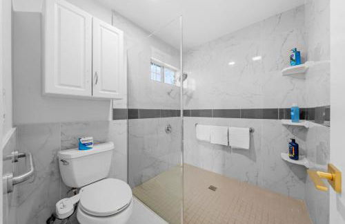 Entire Private Home with 4 Bedrooms 2 Bathrooms, Pool, View, 4 Parking, King Bed, Big Yard, Available Now - Foto 75