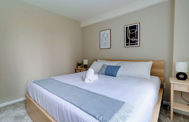 Modern Apartment with Top Amenities - Photo 7