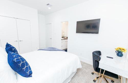 Beautifully Decorated, Modern Downtown Houston Home - Photo 23