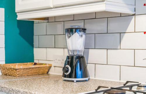 #99 Quirky and Stylish 3-Bedroom - Close to Drayton Manor Theme Park - Sleeps 6 - "Perfect for contractors and Families - Free parking" - Photo 47