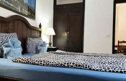 Apartment mit kleiner Innenhof-Terrasse im mediterranen Stil - Foto 8