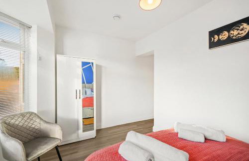 Elegant 3-bed apartment with FREE onsite PARKING in Enfield - Out door Patio - Big savings on Longer Stays - Photo 15