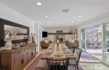 Hidden Oaks Farmhouse by Avantstay Hot Tub, Deck - Foto 4