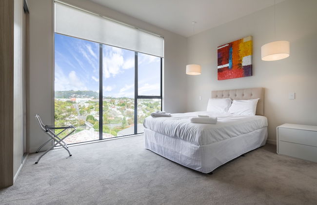 Spacious 3 Bedroom with Ensuite Bathroom - Photo 5