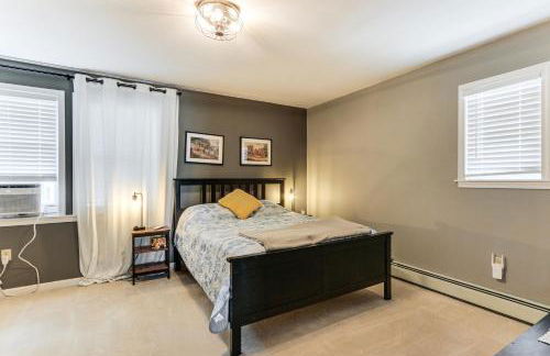 Walk to Town Charming Unit with Balcony in Bedford! - Foto 12