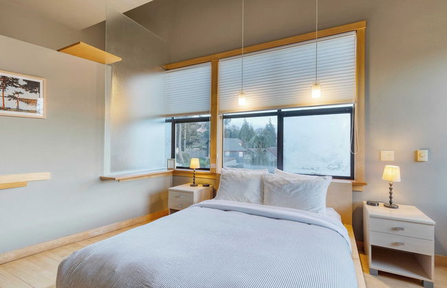 Deck Views, Fire Pit, Pool, 3 Mins to Beach Madrona Tree Retreat by Avantstay - Foto 24