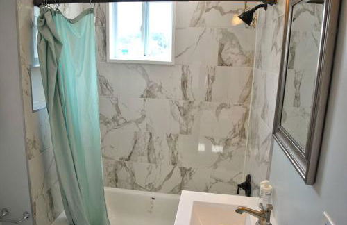 Stylish 4-Bedroom Full House. Plenty of Parking! - Foto 19