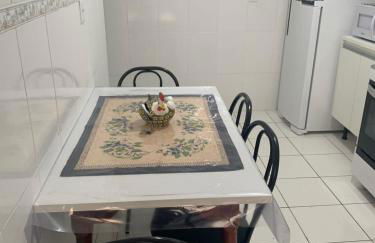 Apartamento Praia das Astúrias, 2 minutos de caminhada para praia, piscina, garagem demarcada, cama Queen - Foto 49