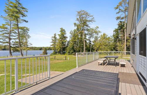 Expansive Lakefront Home with Private Dock - Foto 20