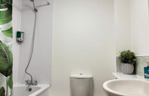 2BR 2BA Flat - King Beds - Free Parking - Near LGW Airport - Foto 13