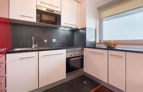 Modern Flat with Balcony & Garage by HostWise - Foto 18